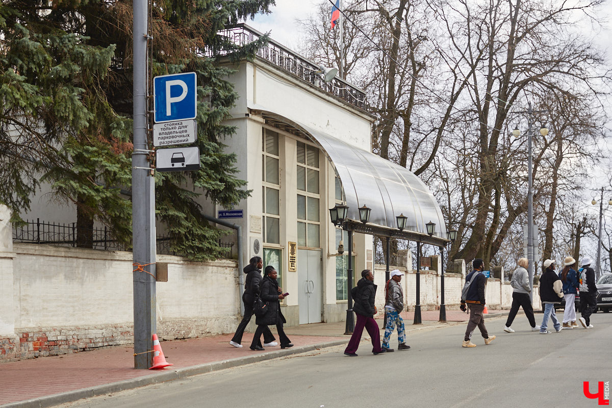 В первой половине XIX века Владимир развивался на основе первого регулярного плана застройки, утверждённого Екатериной II в 1781 году. На смену стихийно сложившейся, хаотичной постройке и кривым улочкам должна была прийти упорядоченная сеть городских кварталов с геометрически чёткой планировкой. На центральной улице стали появляться кирпичные купеческие дома, возводились новые общественные здания в стилистике зрелого классицизма, перестраивались старые. Ведущую роль в этом играл губернский архитектор Алексей Вершинский.